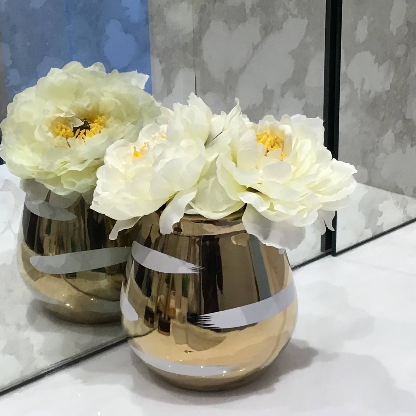 VIVIENCE - Gold Bud Vase with White Brushed Design